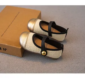Detailansicht beige Tweed Mädchen Mary Jane Schuhe mit stilvoller goldener Zehenkappe Design