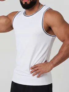 Detailaufnahme eines weißen Herren Muskel-Tanktops mit schwarzem Saum für das Fitnesstraining
