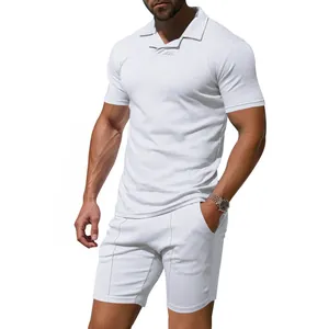 Herren Sport-Set mit weißem kurzärmeligem Polohemd und passenden kurzen Hosen