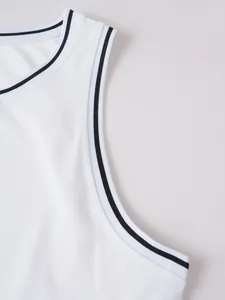 Nahaufnahme eines weißen, schnelltrocknenden Sport-Tanktops mit gestreiftem Ripprand.