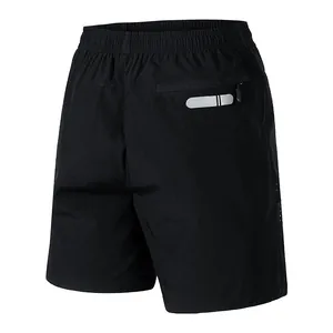 Vista posteriore di pantaloncini sportivi neri ad asciugatura rapida con tasca e striscia riflettente