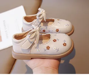 Détail de chaussures Mary Jane brodées pour bébés filles avec semelles souples