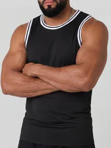 Detailansicht eines schwarzen Herren-Fitness-Tanktops mit weiß gestreiften Abschlüssen