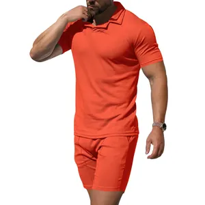 Leuchtendes orangefarbenes Herren Sport-Polo-Shirt und passende Shorts Set am Model