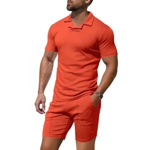 Vollansicht des orangefarbenen Herren-Polo-Shirt-und-Shorts-Sets aus Schnelltrocknungsmaterial.