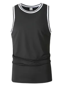 Detailansicht des schwarzen Herren-Sport-Tanktops mit geripptem Ausschnitt und Label.