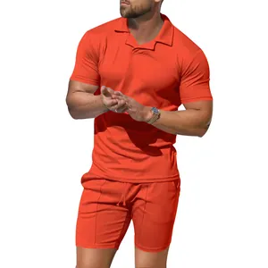Herren Sommer Set in Orange mit schmal geschnittenem Polo-Shirt und passender kurzer Hose