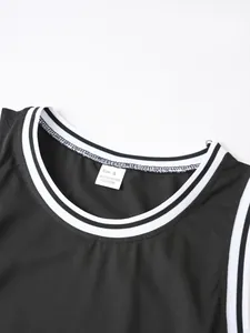 Nahaufnahme des Kragens und des Etiketts eines schwarzen Herren-Sport-Tanktops aus Polyester