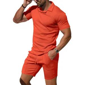 Schmal geschnittenes Herren Sportset in Orange mit Poloshirt und kurzen Hosen, schnelltrocknend