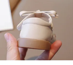 Gros plan du talon d'une chaussure beige brodée pour fille avec semelle souple de qualité