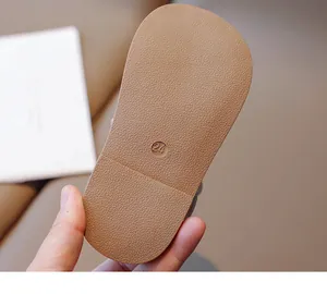 Détail de la semelle en caoutchouc antidérapante souple pour chaussures fille taille 24