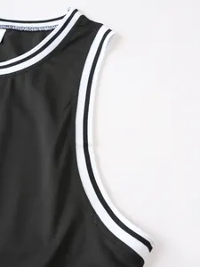 Nahaufnahme des gestreiften Ausschnitts und Ärmelausschnitts eines schwarzen Gym-Tops.