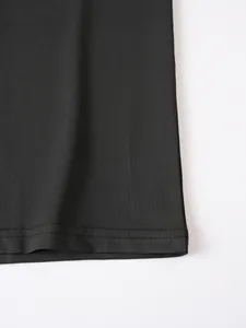 Detailaufnahme des doppelt genähten Saums eines schwarzen schnelltrocknenden Sport-Tops