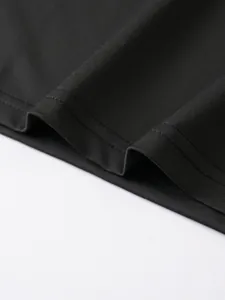 Nahaufnahme der Doppelnähte und des atmungsaktiven Stoffs eines schwarzen Sport-Tanktops für Herren