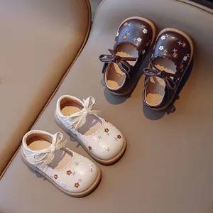 Chaussures Mary Jane brodées pour filles avec semelles souples et motifs floraux en marron et beige