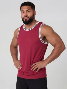 Detailansicht eines burgunderroten Herren-Fitness-Tanktops mit gestreiftem Besatz