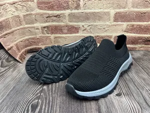 Vista detallada de zapatillas slip-on de flyknit negro mostrando textura y suela antideslizante