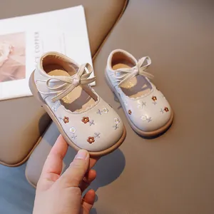 Chaussures princesse pour bébé fille en crème avec broderie florale et un joli nœud