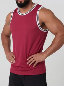 Detailansicht eines weinroten schnelltrocknenden Muskel-Tanktops mit Streifen am Model