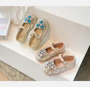 Vue détaillée de chaussures de princesse pailletées pour filles avec strass et perles