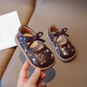 Chaussures Mary Jane brodées pour bébé fille avec semelle souple et joli nœud marron
