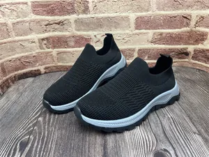 Vista detallada de la parte superior de punto negro de estas zapatillas sin cordones para hombre.