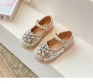 Gros plan de chaussures de princesse roses pailletées pour filles avec fleur gemme