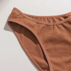 Dettaglio degli slip bikini a costine a vita media da donna in arancione bruciato