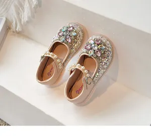 Vue détaillée des chaussures Mary Jane roses à paillettes avec fleur en cristal et perles