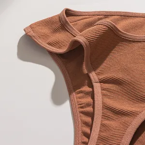 Primo piano del tessuto a coste traspirante di questo slip bikini senza cuciture