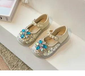 Vue détaillée des chaussures de princesse pour filles avec cristaux colorés et brides perlées