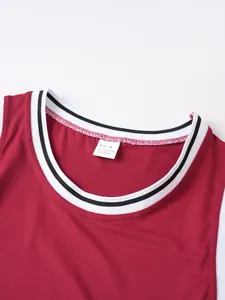 Nahaufnahme des gestreiften Ausschnitts und des Größenetiketts am roten Tanktop