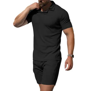 Nahaufnahme des schwarzen, schmal geschnittenen Poloshirt- und Shorts-Sets für Herren