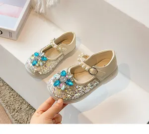 Détail de la fleur en cristal étincelante et de la bride perlée sur la chaussure.