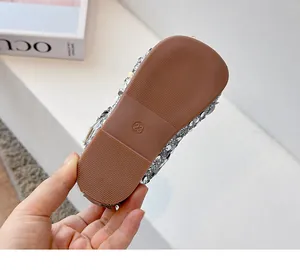 Detailansicht der rutschfesten Gummisohle dieser Pailletten-Prinzessinnenschuhe.