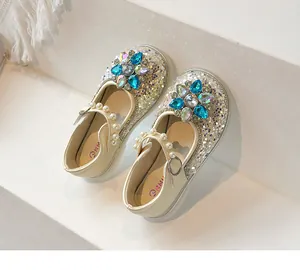 Vue détaillée de chaussures de princesse pailletées pour filles avec fleur en cristal.