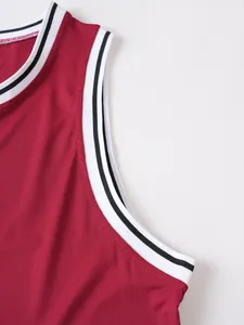 Detailaufnahme eines roten Sport-Tanktops mit schwarz-weiß gestreiften Rippbündchen
