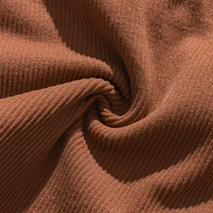Macro dettaglio del tessuto a costine marrone traspirante per slip sportivi senza cuciture