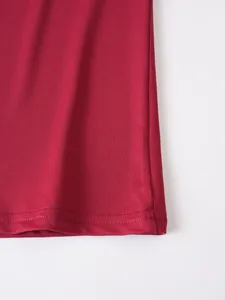 Detailaufnahme der hochwertigen Doppelnaht am Saum eines weinroten Schnelltrockner-Vests.