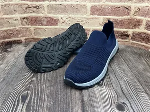 Vista detallada de la textura de las zapatillas de hombre azul marino en tejido transpirable