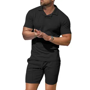 Eng anliegendes, schnell trocknendes schwarzes Polo-Shirt und Shorts Set für Herren am Model