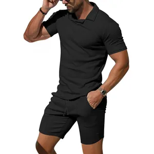 Detailaufnahme des schmal geschnittenen schwarzen Polohemd- und Shorts-Sets für Herren