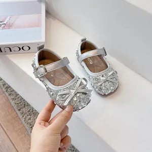 Silberne Pailletten-Prinzessinenschuhe für Mädchen mit Schleife und Schnallenriemen