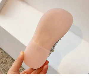 Vue détaillée de la semelle en caoutchouc antidérapante rose translucide pour chaussures fille.