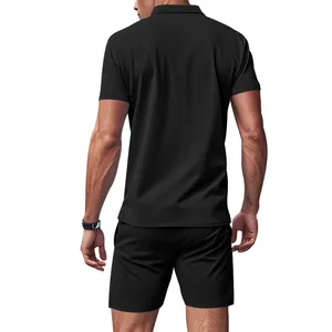 Rückansicht eines hochwertigen schmal geschnittenen schwarzen Polo-Sets für Herren