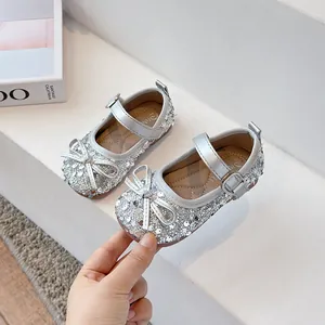 Silberne Pailletten-Prinzessinenschuhe für Mädchen mit Schleifendekor und Riemen