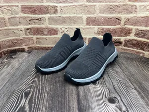 Vista detallada de zapatillas de punto gris oscuro para hombre con suela suave y flexible