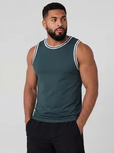 Nahaufnahme eines dunkelgrünen Muskel-Tanktops für Herren mit Streifenbesatz.