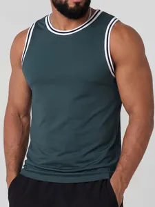 Nahaufnahme eines dunkelgrünen, schnell trocknenden Herren Muskel-Tanktops mit Streifen