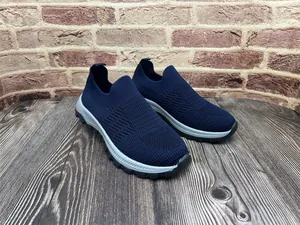 Vista detallada de zapatillas de punto transpirables azul marino para hombre
